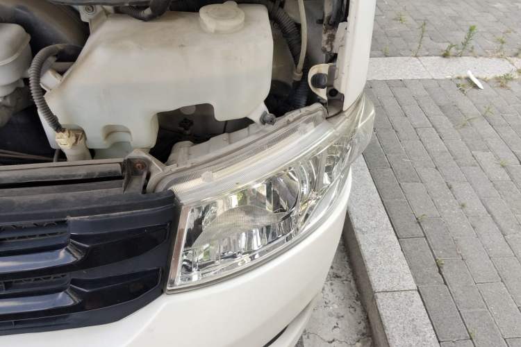 Used Foton Scenic G7 2017 2.0L Short-Wheelbase Commercial Van Flat Roof 6-Seater 4Q20M Engine Bay Left