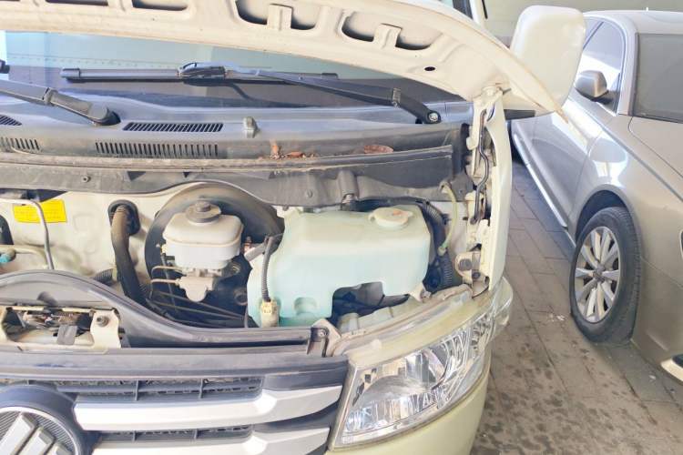 Used Foton Scenic G7 2017 2.0L Long-Wheelbase Commercial Van High Roof 6-Seater 4Q20M Engine Bay Left