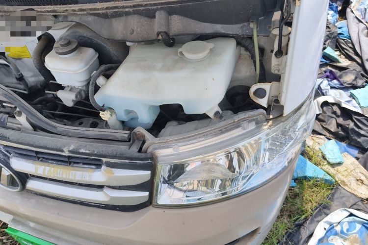 Used Foton Scenic G7 2017 2.0L Long-Wheelbase Commercial Van High Roof 6-Seater 4Q20M Engine Bay Left