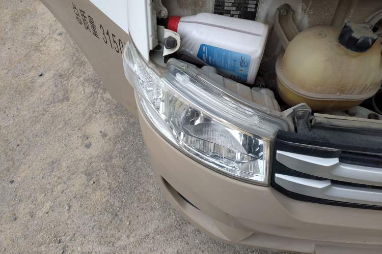 Used Foton Scenic G7 2017 2.0L Long-Wheelbase Commercial Van High Roof 6-Seater 4Q20M Right Front Headlight