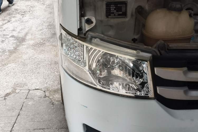 Used Foton Scenic G7 2017 2.0L Long-Wheelbase Commercial Van High Roof 6-Seater 4Q20M Right Front Headlight