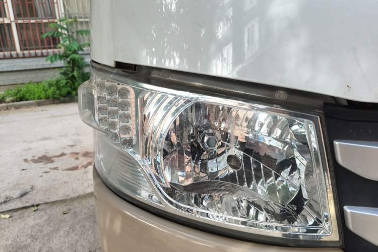 Used Foton Scenic G7 2017 2.0L Long-Wheelbase Commercial Van High-Roof Version 4 Seats 4Q20M Right Front Headlight