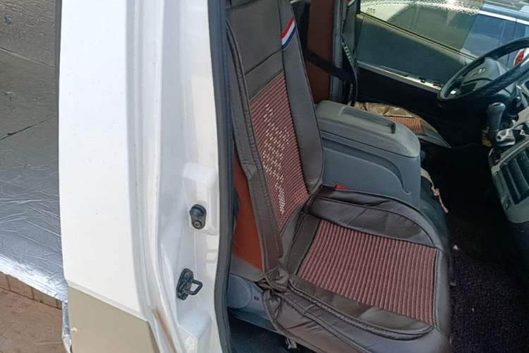 Used Foton Scenic G7 2017 2.0L Long-Wheelbase Commercial Van High Roof 2 Seats 4Q20M Right Front Seat