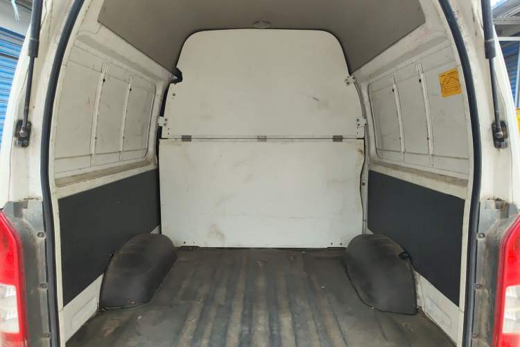 Used Foton Scenic G7 2017 2.0L Short-Wheelbase Commercial Van High Roof 4 Seats 4Q20M Trunk