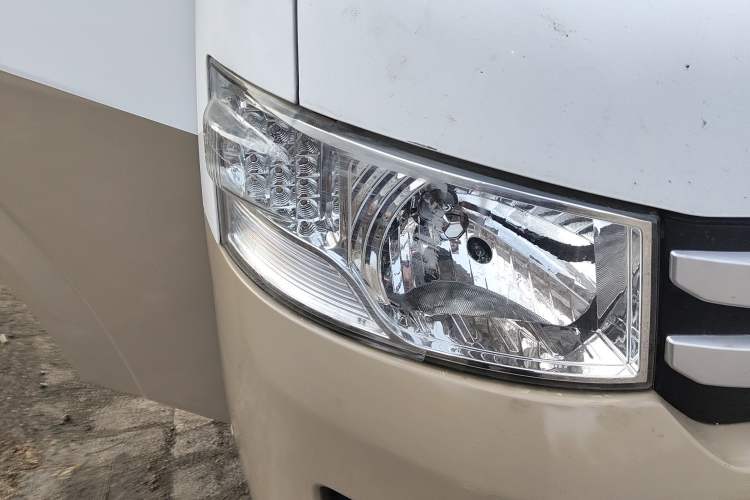 Used Foton Scenic G7 2020 2.4L Commercial Version Long Wheelbase High-Roof 6-Seater Business Vehicle China VI Emission Standard Model 4K22D4M Right Front Headlight