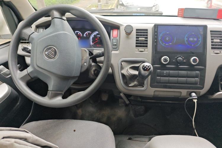 Used Foton Scenic G7 2021 2.4L Gasoline Commercial Version Long Wheelbase High Roof 6-Seater with Clear Windows Model 4K22D4M Center Console