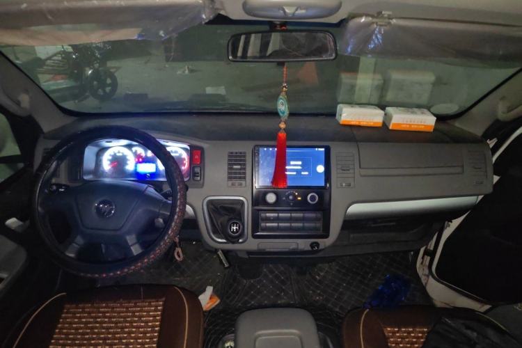 Used Foton Scenic G7 2021 2.4L Gasoline Commercial Version Short Wheelbase High Roof 6-Seater with Clear Window 4K22D4M Center Console