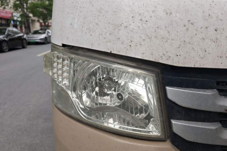 Used Foton Scenic G7 2021 2.4L Gasoline Commercial Version Long Wheelbase High Roof 6-Seater with Clear Windows Model 4K22D4M Right Front Headlight