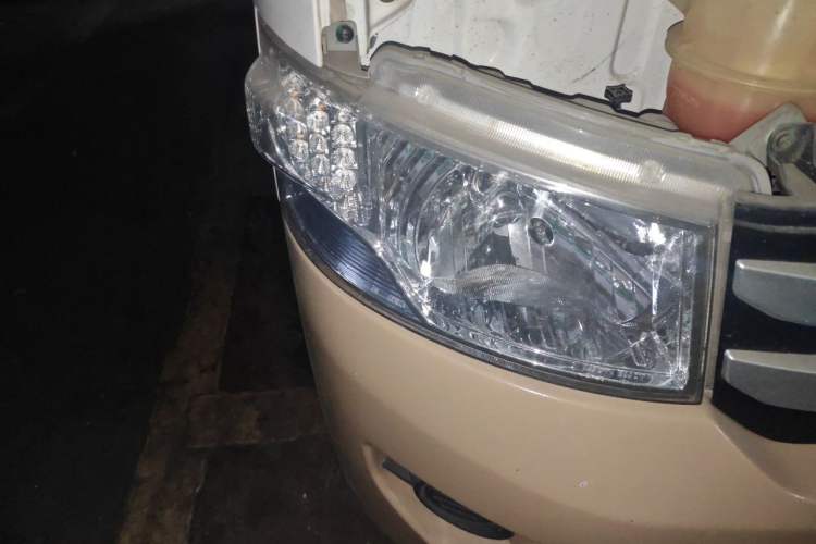 Used Foton Scenic G7 2021 2.4L Gasoline Commercial Version Short Wheelbase High Roof 6-Seater with Clear Window 4K22D4M Right Front Headlight