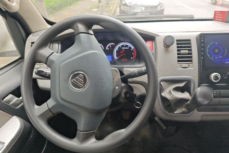 Used Foton Scenic G7 2021 2.4L Gasoline Commercial Version Long Wheelbase High Roof 6-Seater with Clear Windows Model 4K22D4M Steering Wheel