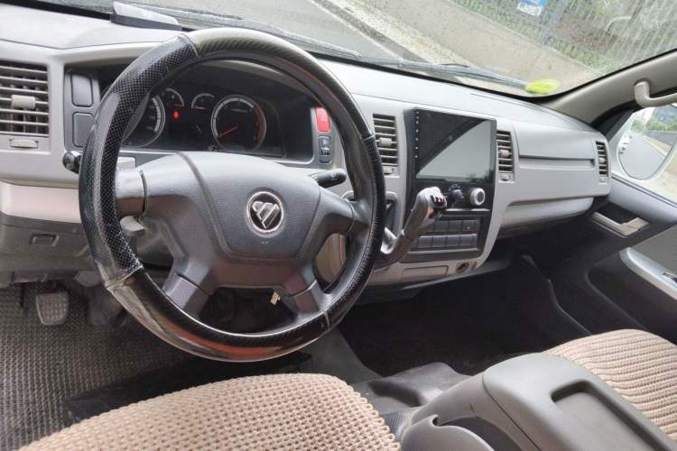 Used Foton Scenic G7 2021 2.0T Diesel Commercial Version Long Wheelbase High Roof 5-Seater Van D20TCIF1 Center Console