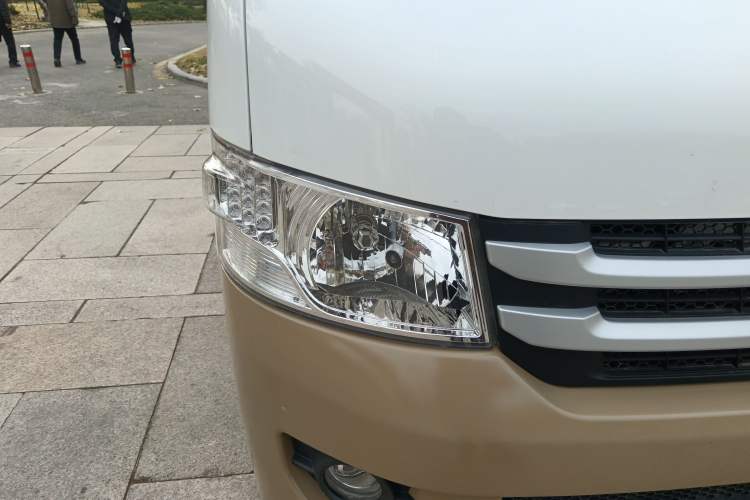 Used Foton Scenic G7 2021 2.4L Gasoline Commercial & Travel Version Long Wheelbase High-Roof 10-Seater Bus 4K22D4M Right Front Headlight
