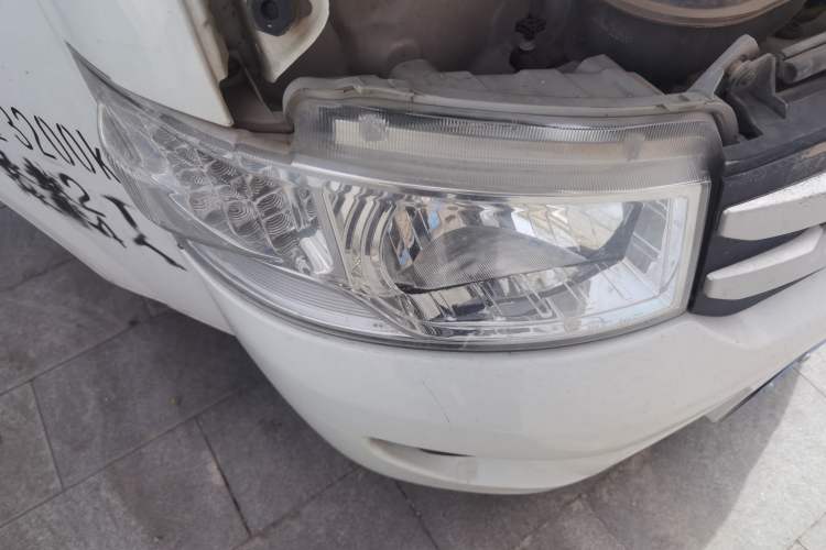 Used Foton Scenic G7 2021 2.4L Gasoline Commercial Version Long Wheelbase High Roof 4-Seater Van – 4K22D4M Right Front Headlight