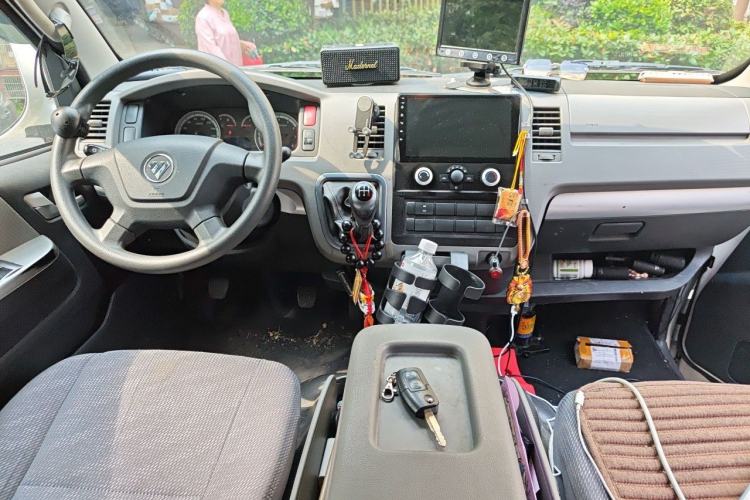Used Foton Scenic G7 2022 2.4L Gasoline Commercial Version Long Wheelbase Low Roof Open-Window Design 6-Seater – 4K22D4M Center Console