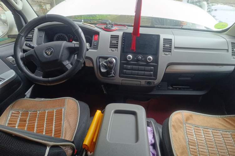Used Foton Scenic G7 2022 2.4L Gasoline Commercial Version Short Wheelbase High Roof Clear Window 6-Seater – 4K22D4M Center Console