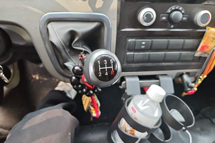 Used Foton Scenic G7 2022 2.4L Gasoline Commercial Version Long Wheelbase Low Roof Open-Window Design 6-Seater – 4K22D4M Gear Lever