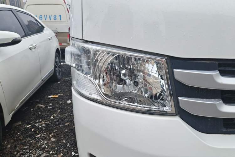 Used Foton Scenic G7 2022 2.4L Gasoline Commercial Version Short Wheelbase High-Roof Van 2 Seats Model 4K22D4M Right Front Headlight