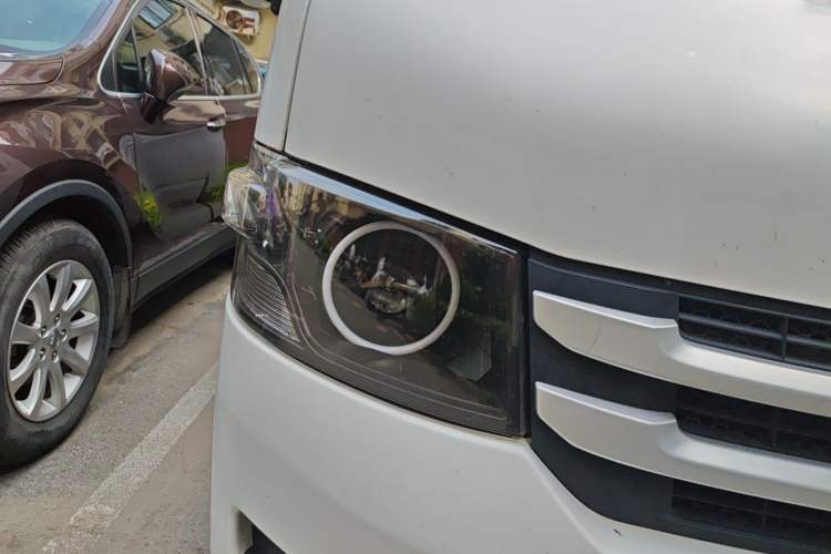 Used Foton Scenic G7 2022 2.4L Gasoline Commercial Version Long Wheelbase Low Roof Open-Window Design 6-Seater – 4K22D4M Right Front Headlight