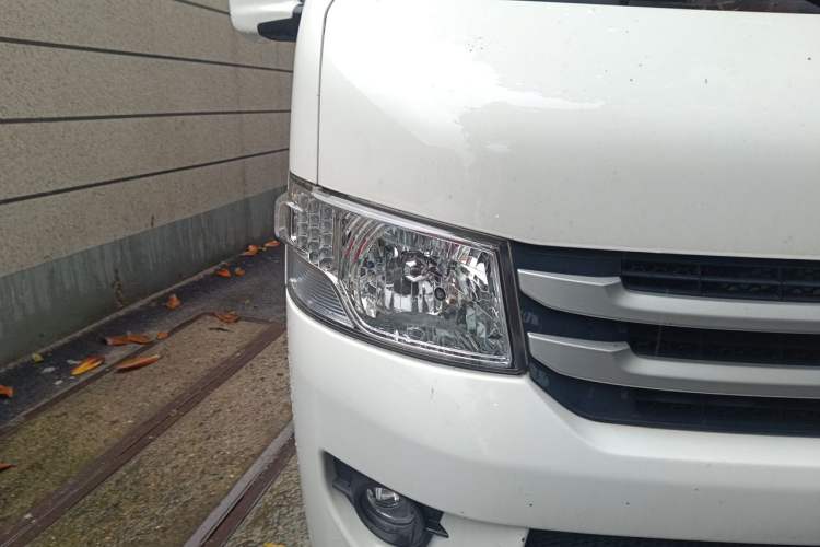 Used Foton Scenic G7 2022 2.4L Gasoline Commercial Version Short Wheelbase High Roof Clear Window 6-Seater – 4K22D4M Right Front Headlight