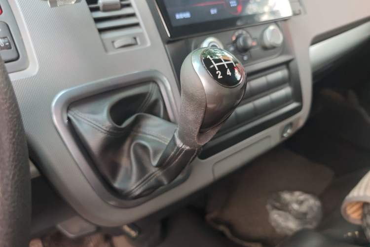 Used Foton Scenic G7 2023 2.4L CNG Commercial Version Long Wheelbase High-Roof Van with 2 Seats Gear Lever