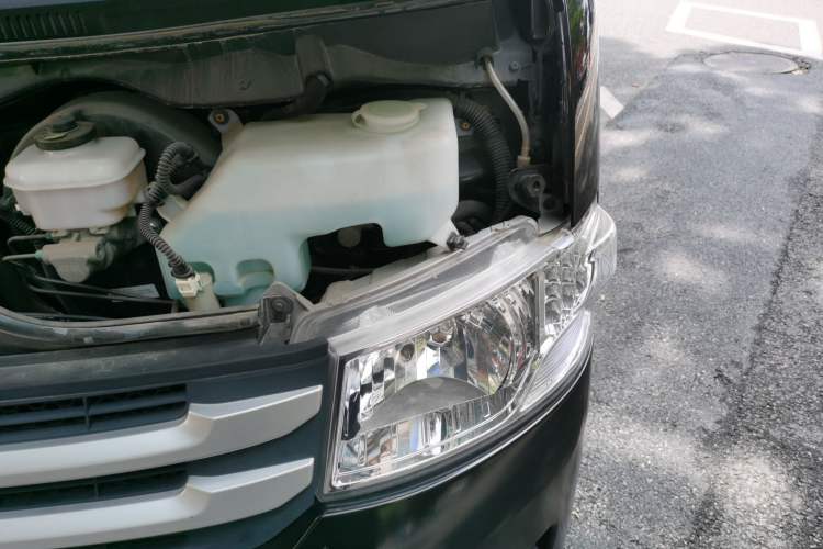 Used Foton Scenic G7 2024 Commercial Version 2.4L Gasoline Manual Transmission Short Wheelbase High Roof Open-Window Design 6-Seater Engine Bay Left