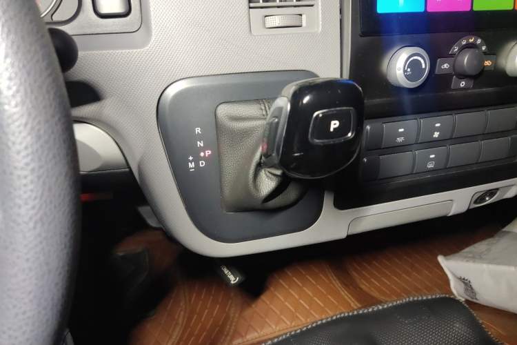Used Foton Scenic G7 2024 Commercial Version 2.4L Gasoline Automatic Transmission Short Wheelbase Low Roof Open-Window Design 10-Seater Gear Lever