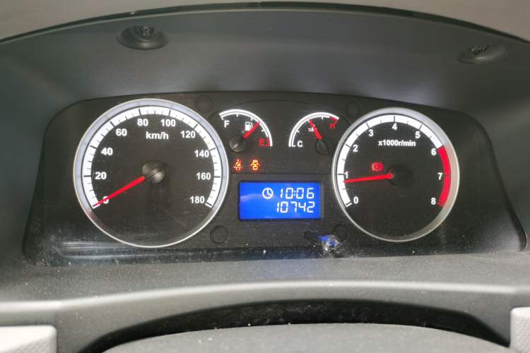 Used Foton Scenic G7 2024 Commercial Version 2.4L Gasoline Manual Transmission Short Wheelbase High Roof Open-Window Design 6-Seater Instrument Cluster