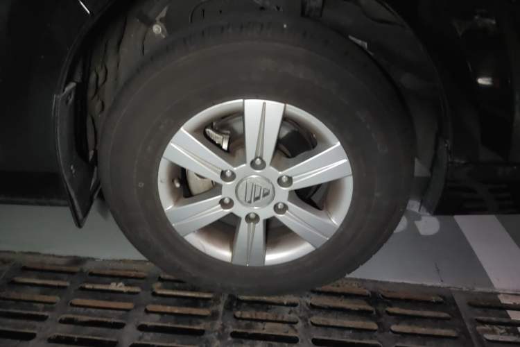 Used Foton Scenic G7 2024 Commercial Version 2.4L Gasoline Automatic Transmission Short Wheelbase Low Roof Open-Window Design 10-Seater Right Front Wheel Hub