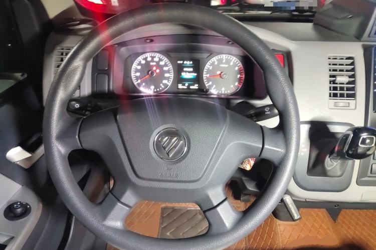 Used Foton Scenic G7 2024 Commercial Version 2.4L Gasoline Automatic Transmission Short Wheelbase Low Roof Open-Window Design 10-Seater Steering Wheel