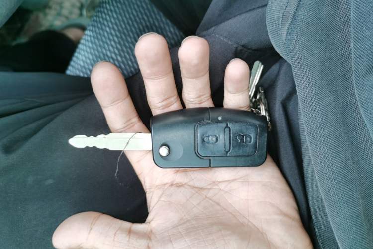 Used Foton Scenic G7 2024 Commercial Version 2.4L Gasoline Manual Transmission Short Wheelbase High Roof Open-Window Design 6-Seater Vehicle Key