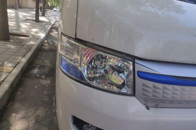 Used Foton Scenic G7 New Energy 2022 Van Long Wheelbase High Roof 5-Seater Equipped with CATL 50.23 kWh Battery Right Front Headlight