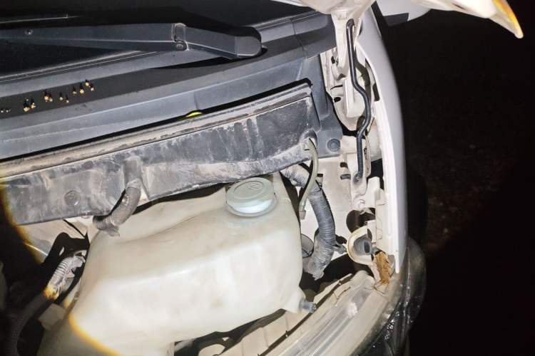 Used Foton Scenic G9 2016 2.4L Commercial Version Long Wheelbase 4G69 Engine Bay Left