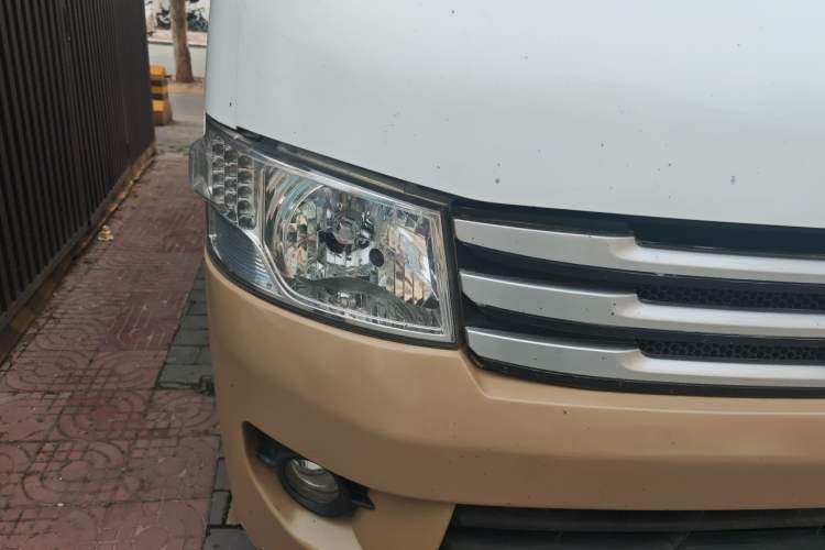 Used Foton Scenic G9 2017 2.4L Gasoline Cargo Van Commercial Version Long Wheelbase Model 4G69 Right Front Headlight