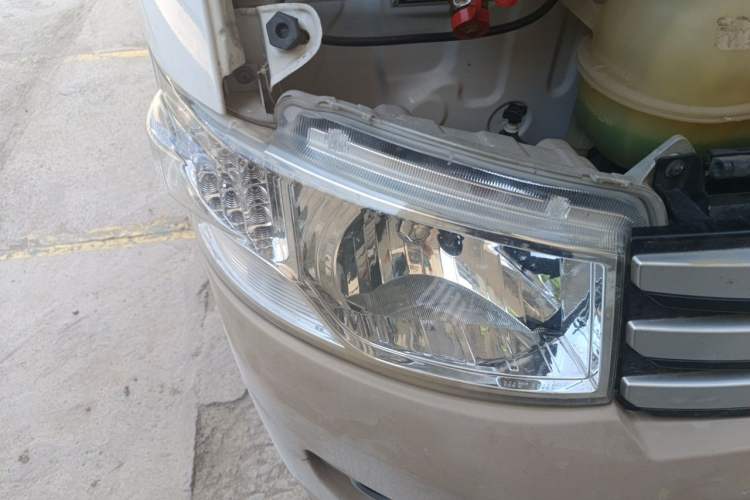 Used Foton Scenic G9 2017 2.4L Gasoline Cargo Van Commercial Version Long Wheelbase Model 4G69 Right Front Headlight