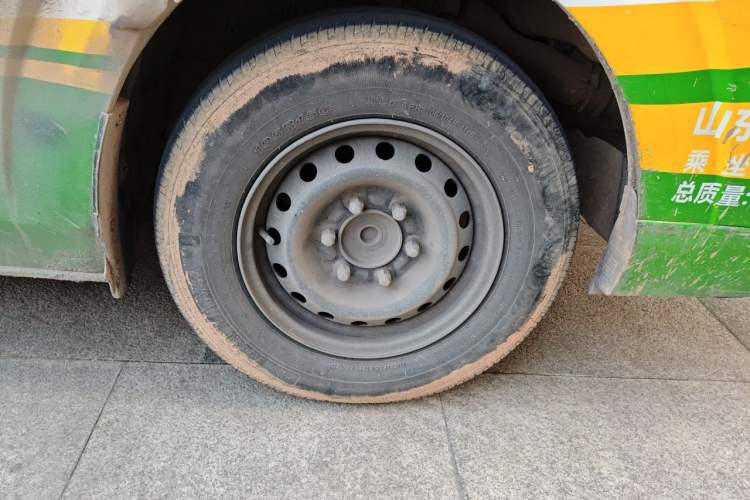 Used Foton Scenic G9 2017 2.8T Diesel Cargo Van Commercial Version Long Wheelbase 4JB1T Right Front Wheel Hub