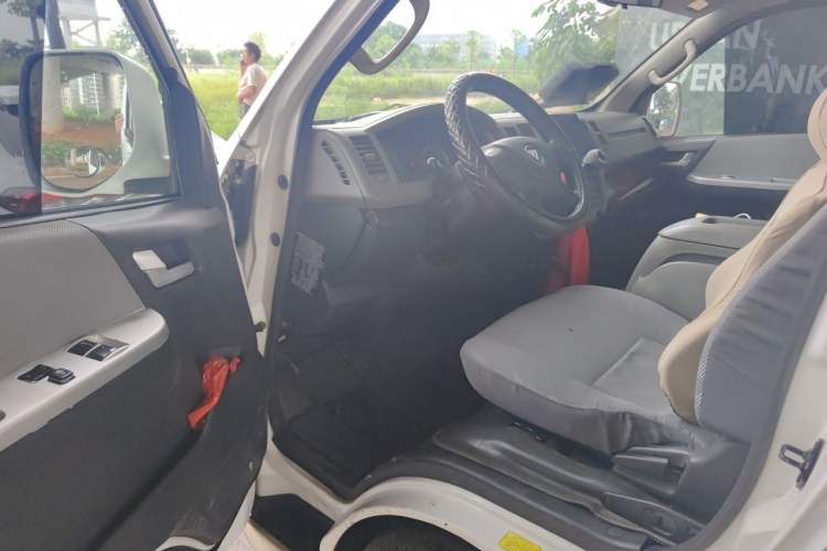 Used Foton Scenic G9 2017 2.8T Diesel Commercial Version Long Wheelbase 6-Seater 4JB1T Driver Seat