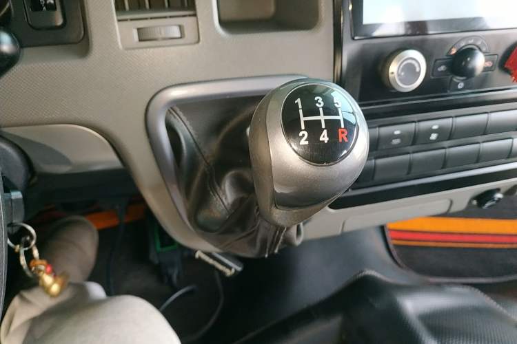 Used Foton Scenic G9 2021 2.4L Gasoline Commercial Version Long Wheelbase High Roof 9-Seater with Clear Window 4K22D4M Gear Lever