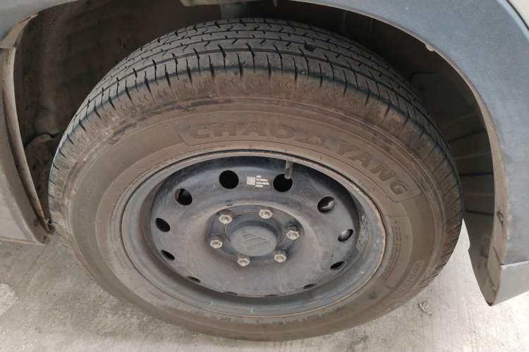 Used Foton Scenic i7 2025 Model—Professional Logistics Short-axle Front-wheel-drive, CATL 43.53 kWh, Zhiyuan Edition, Flat Roof, Single Tire, 2 Seats Right Front Wheel Hub
