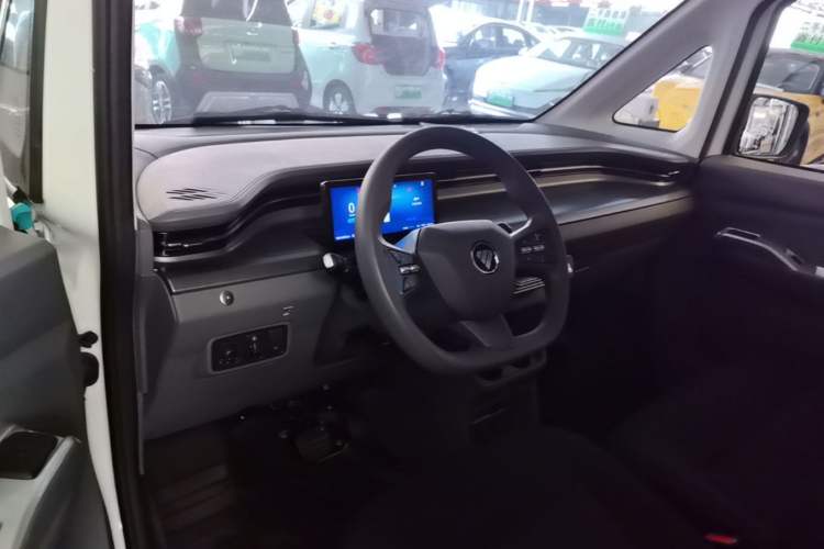 Used Foton Scenic i7 2025 Professional Logistics Short-Wheelbase Front-Wheel Drive CATL 41.86 kWh Premium Edition Flat Roof Single Tire 2 Seats Center Console