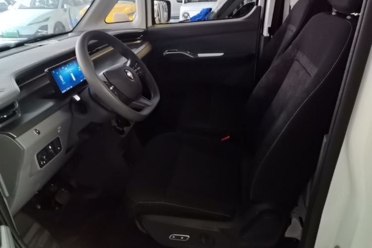 Used Foton Scenic i7 2025 Professional Logistics Short-Wheelbase Front-Wheel Drive CATL 41.86 kWh Premium Edition Flat Roof Single Tire 2 Seats Left Rear Seat