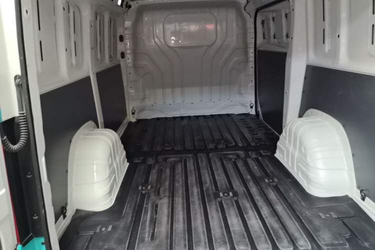 Used Foton Scenic i7 2025 Professional Logistics Short-Wheelbase Front-Wheel Drive CATL 41.86 kWh Premium Edition Flat Roof Single Tire 2 Seats Trunk