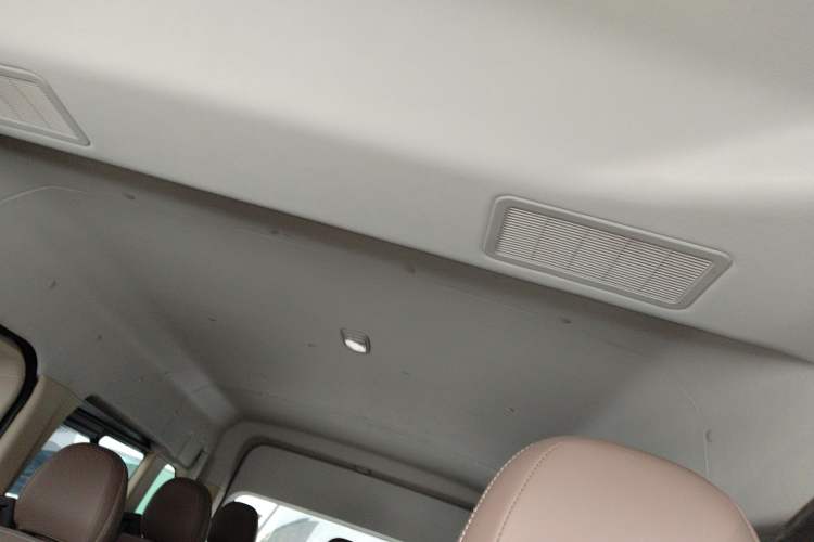 Used Foton Tianyuan V 2024 Tuyano V PRO Premium Minivan 2.0T Manual Long Wheelbase Mid-Height Roof Rear Single Tire – 7/9 Seater Headliner
