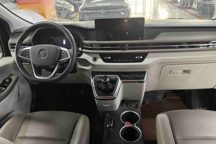 Used Foton Tianyuan V 2024 Tuyano V PRO Premium Minivan 2.0T Manual Long Wheelbase Mid-Height Roof Rear Single Tire – 7/9 Seater Interior 1