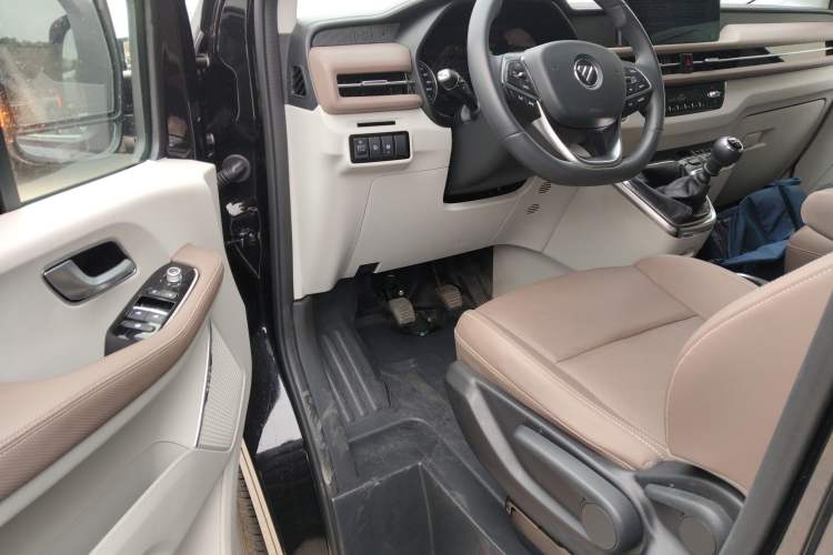 Used Foton Tianyuan V 2024 Tuyano V PRO Premium Minivan 2.0T Manual Long Wheelbase Mid-Height Roof Rear Single Tire – 7/9 Seater Interior 3