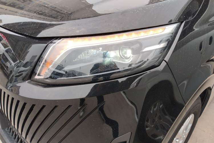 Used Foton Tianyuan V 2024 Tuyano V PRO Premium Minivan 2.0T Manual Long Wheelbase Mid-Height Roof Rear Single Tire – 7/9 Seater Left Front Headlight