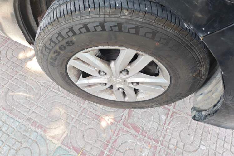 Used Foton Tianyuan V 2024 Small Van 2.0T Manual Long Wheelbase Mid-Height Roof Rear Single Tire 7/9-Seater Right Front Wheel Hub