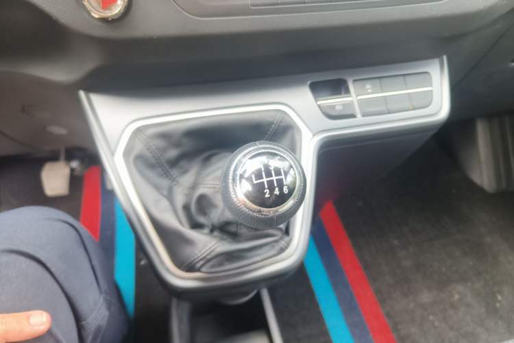 Used Foton Tianyuan V 2024 Tuyano Grand V CITY 2.0T Manual Long Wheelbase Flat Roof Rear Single Tire – Available in 5/6/7/9-Seater Configurations Gear Lever