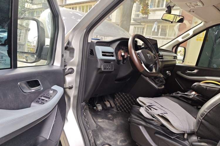 Used Foton Tianyuan V 2024 Tuyano Grand V CITY 2.0T Manual Long Wheelbase Mid-Height Roof Rear Single Tire – Available in 5/6/7/9-Seater Configurations Driver Seat