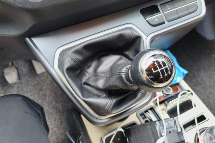 Used Foton Tianyuan V 2024 Tuyano Grand V CITY 2.0T Manual Long Wheelbase Mid-Height Roof Rear Single Tire – Available in 5/6/7/9-Seater Configurations Gear Lever