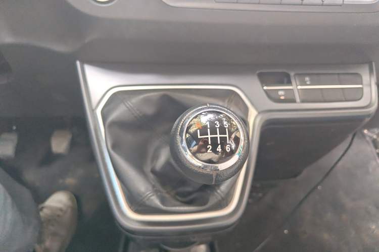 Used Foton Tianyuan V 2024 Tuyano Grand V CITY 2.0T Manual Long Wheelbase Mid-Height Roof Rear Single Tire – Available in 5/6/7/9-Seater Configurations Gear Lever